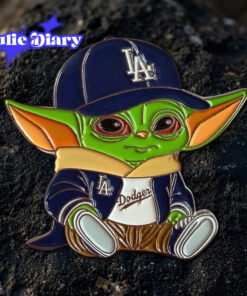 Star-Wars-x-Dodgers-_-Baby-Yoda-_-Darth-Vader-Button-Pin-4.jpg