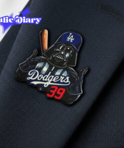 Star-Wars-x-Dodgers-_-Baby-Yoda-_-Darth-Vader-Button-Pin-6.jpg
